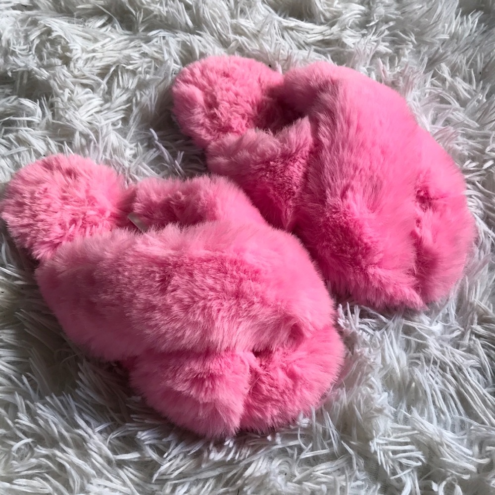 Children’s pink fluffy slippers